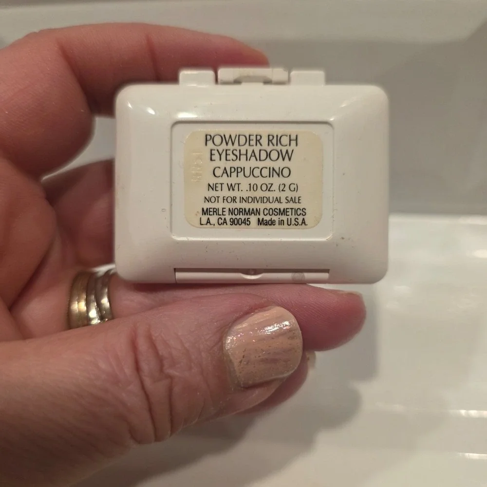 Merle‎ Norman Powder Rich Eyeshadow Cappuccino